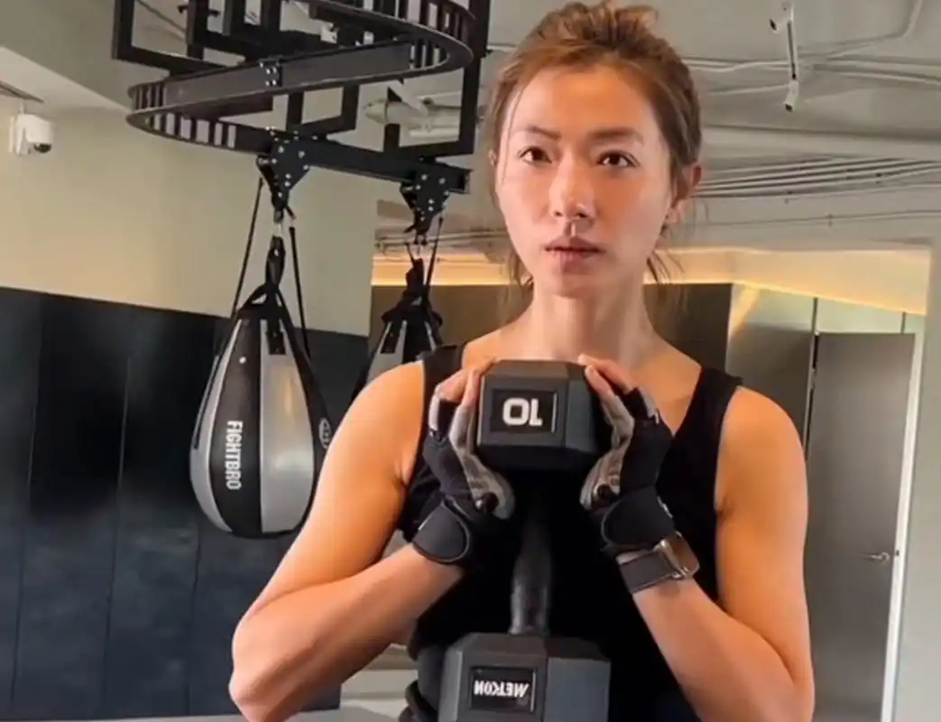 万茜素颜去健身,她的胳膊看起来很健壮,力量感满满,线条也比那些纯瘦