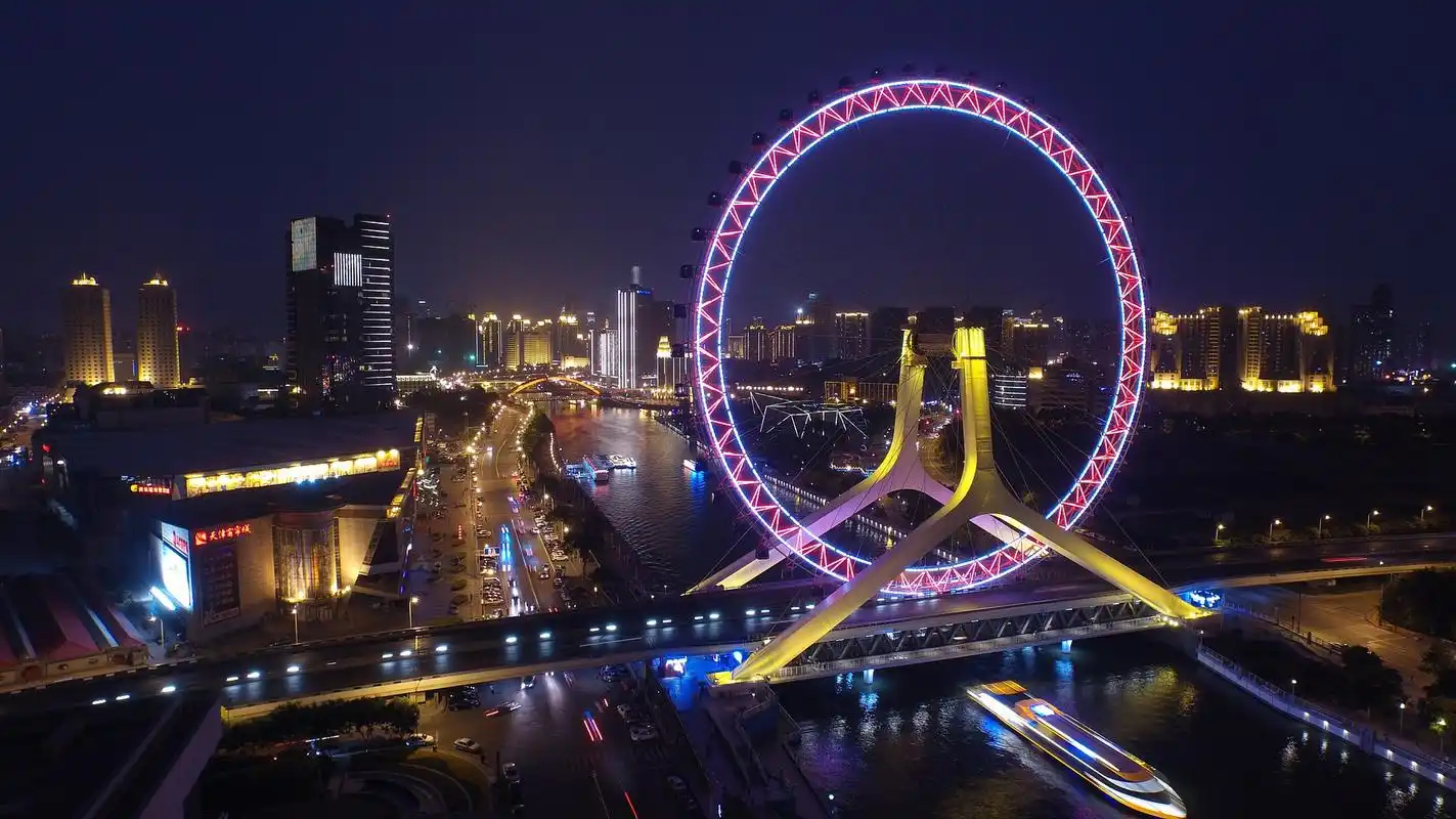 乘上"眼"看天津 天津之眼摩天轮是天津著名的旅游景点之一,兼具观光和