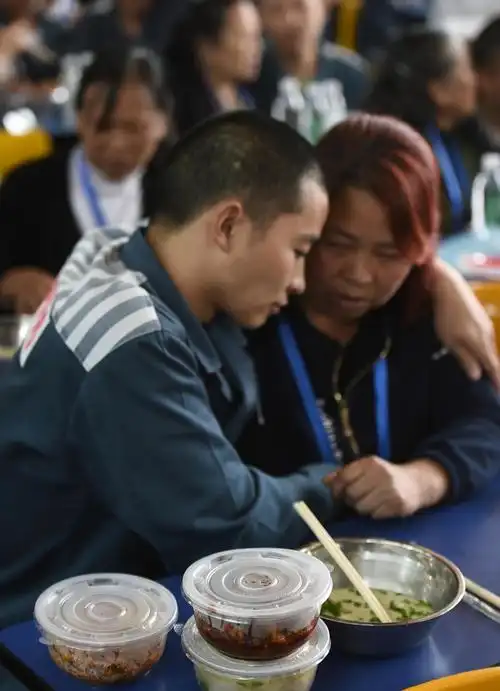 泪奔!100名服刑人员狱中给母亲下跪,洗脚感恩