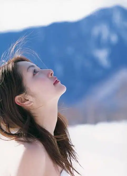 仰望天空,侧脸的小姐姐颜值很高