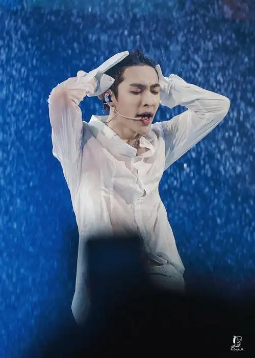 奉上张艺兴今天的湿身舞台图,我太可了,.