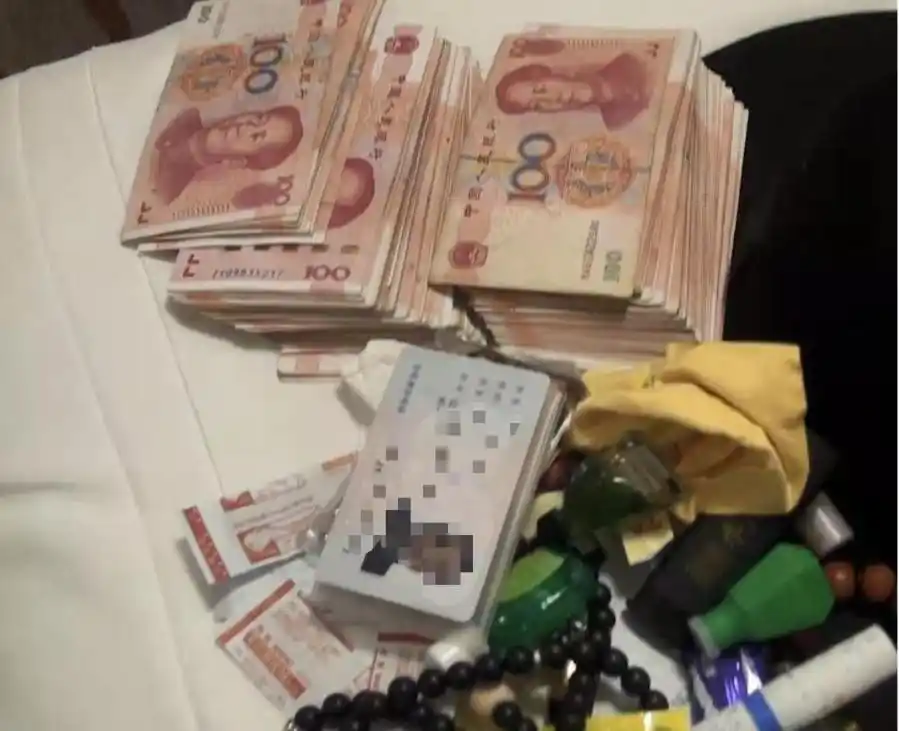 经查,杨洪臣假造藏传佛教格鲁派的"活佛"身份,以传授密宗教法的名义