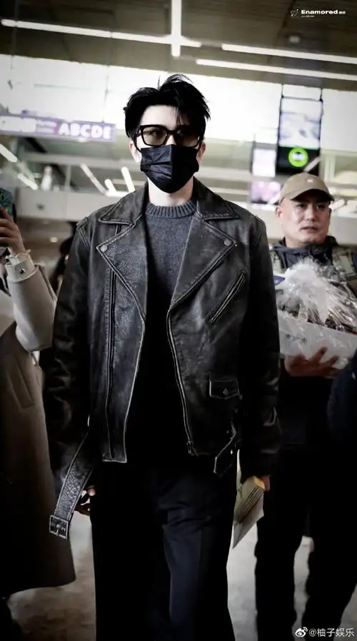 蔡徐坤出发巴黎机场图##蔡徐坤皮衣机场图