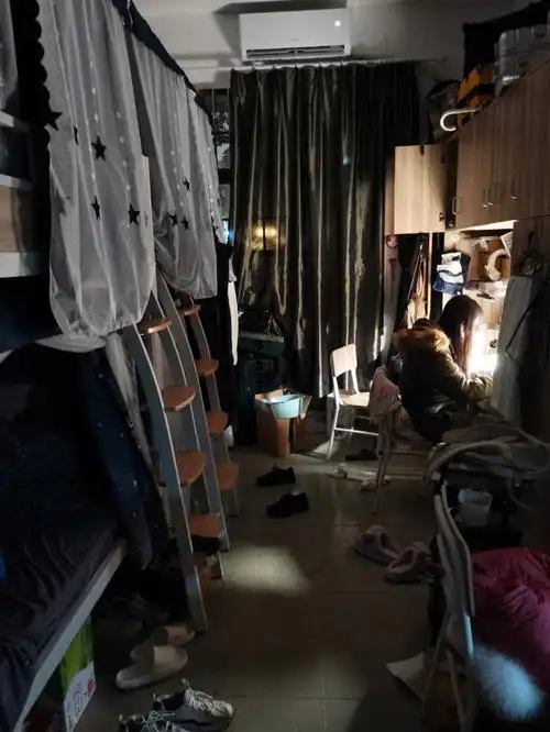 是全网最窄最乱最拥挤桌子最小的宿舍吗