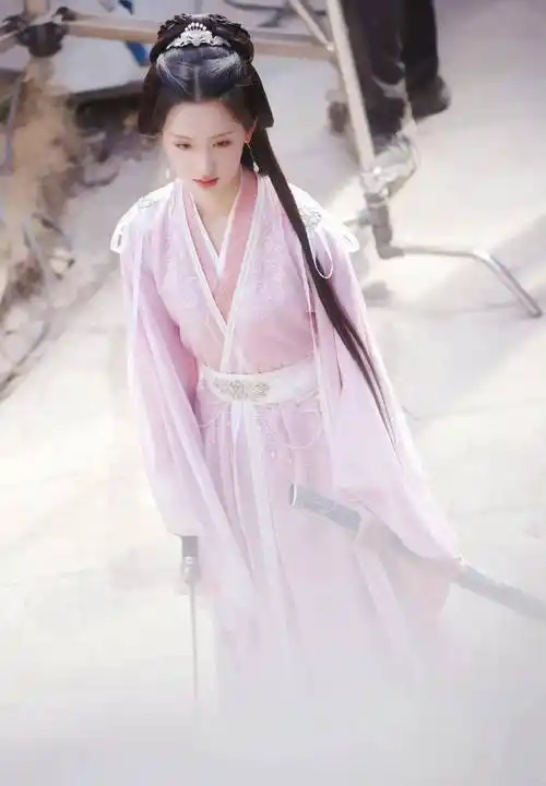 陈都灵《莲花楼》最新饭拍图,一袭紫衣,气质绝美_感觉_古装_紫色