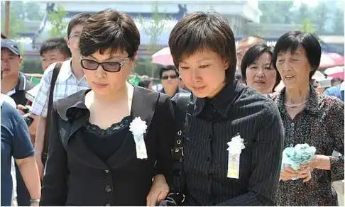 央视名嘴李瑞英,儿子坠楼仍守直播岗,坚韧精神感动人心