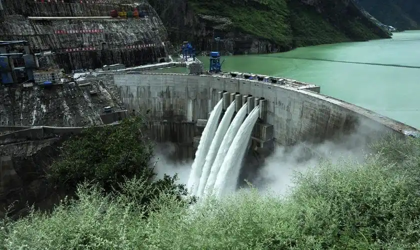 2018年我国水力发电量约12万亿千瓦时