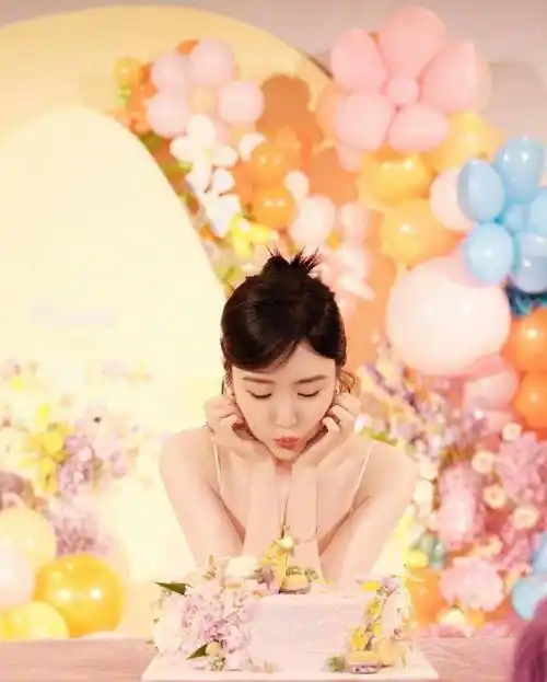 毛晓彤生日晒九宫格庆生照片,白色羽毛吊带长裙尽显清纯迷人气质_花束