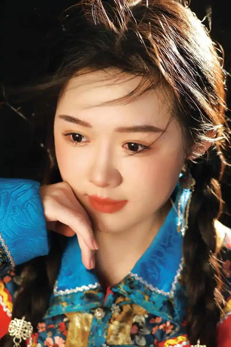 逆光下穿蒙古袍的小姑娘,她在闪闪发光啊.#蒙古袍 #蒙古族  - 抖音