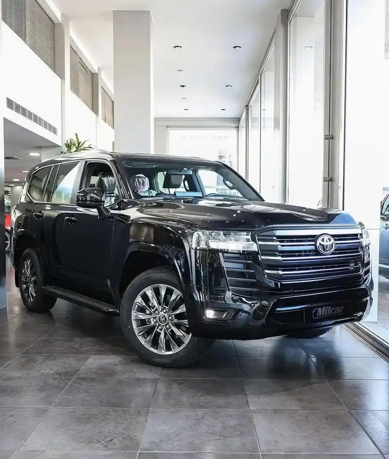 丰田2023款land cruiser gxr 2023,黑外黑内的搭配,挺朴素,对于这样一