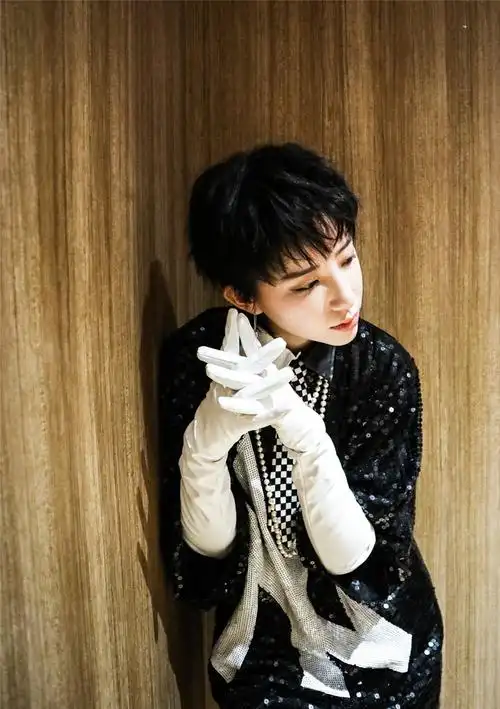 蛋卷头俏皮,狗啃刘海有个性,李斯丹妮的短发造型竟然帅过男孩子_发型