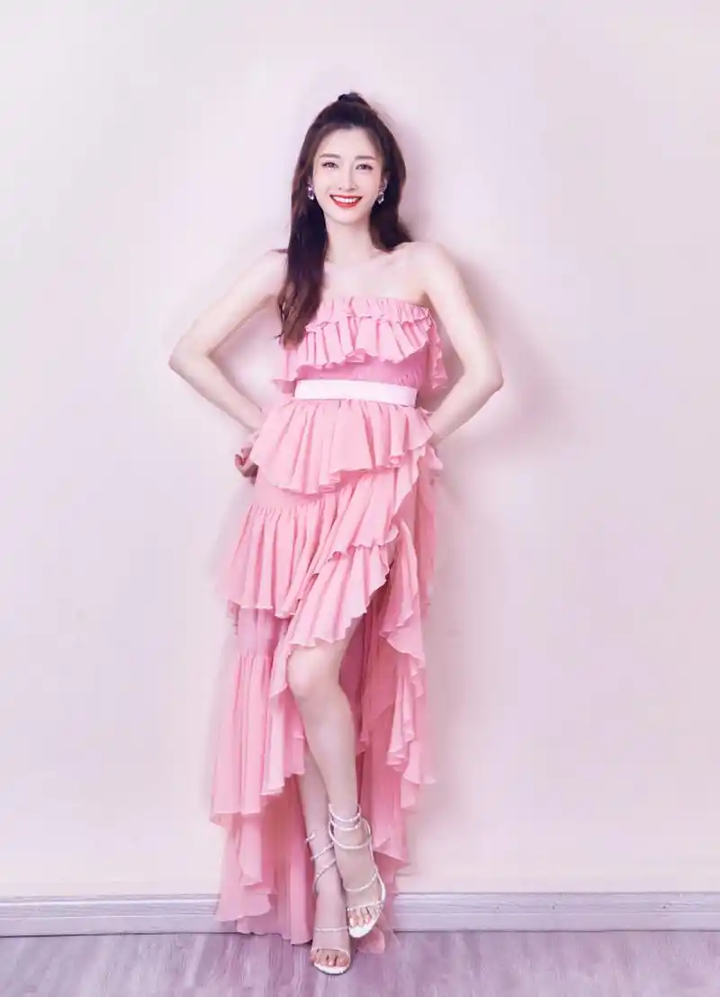 江疏影粉色长裙