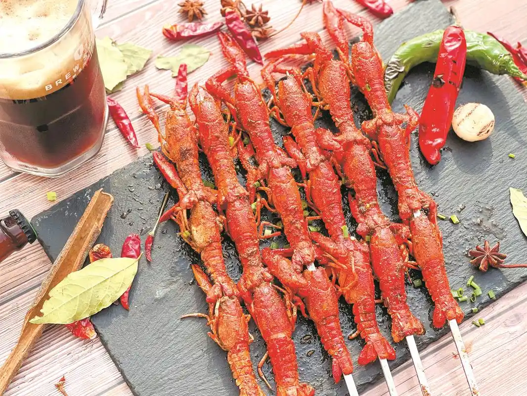 市井美食 格调升级 江城多家高端酒店推出烧烤夜市