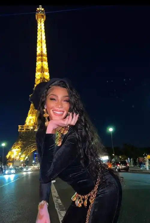 库兹马女友现身音乐节,穿着火辣助阵呐喊,两人休赛期更加恩爱了