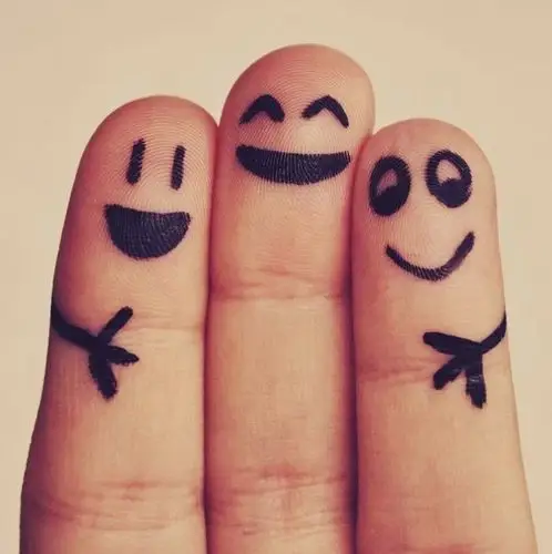 还可以在你的手指头上画个小人,用奇怪的声音和娃说话