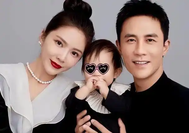 42岁的杜淳和妻女定居北京豪宅,房子宽敞明亮,还摆放着许多潮玩,这天