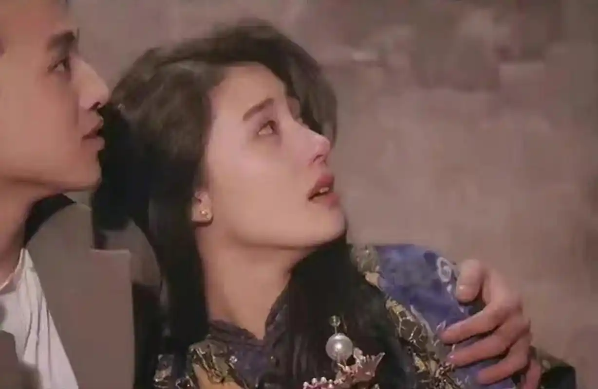 李嘉欣两张图告诉你,她哭的梨花带雨,显得楚楚可怜,我见犹怜是心动啊!