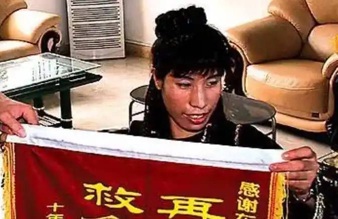 1995年,东莞殡仪馆一无名女尸"复生",11年后成画家回来报恩_翠菊_病人