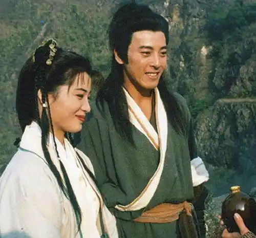岳灵珊为啥会移情别恋,其实是令狐冲做的太糟糕,她不得不放弃