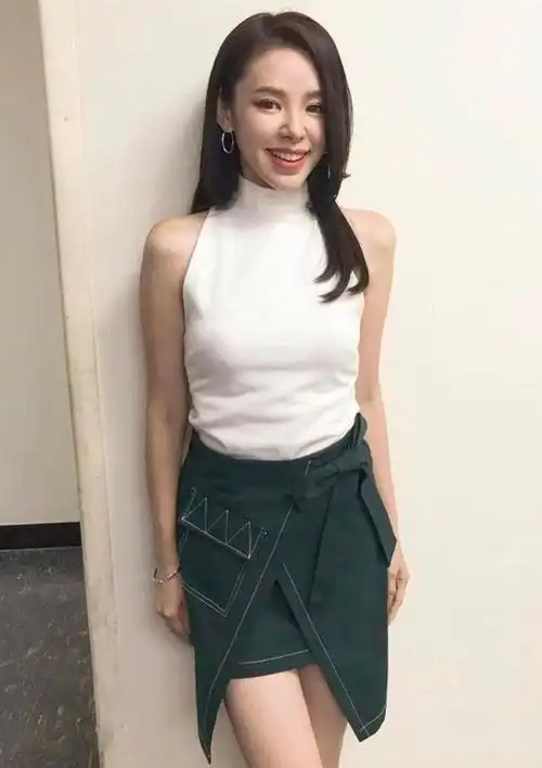 tvb花旦谭凯琪临盆在即,身材零走样,着白恤衫秀孕肚画面唯美