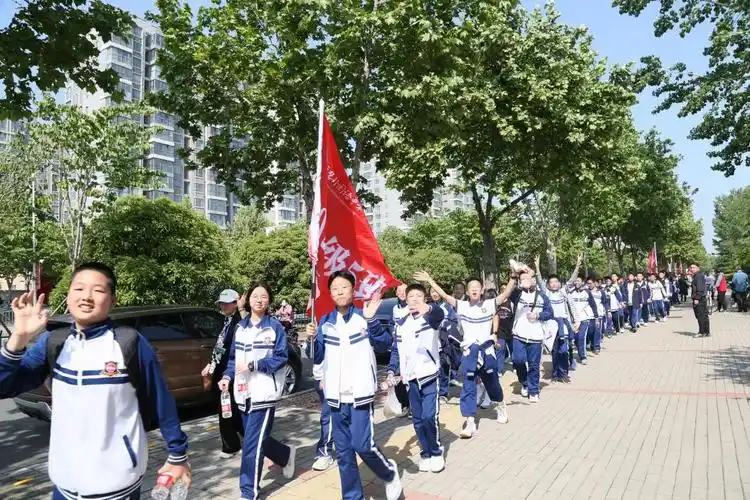 用脚步丈量青春郑州高新区朗悦慧外国语中学开展踏青远足活动