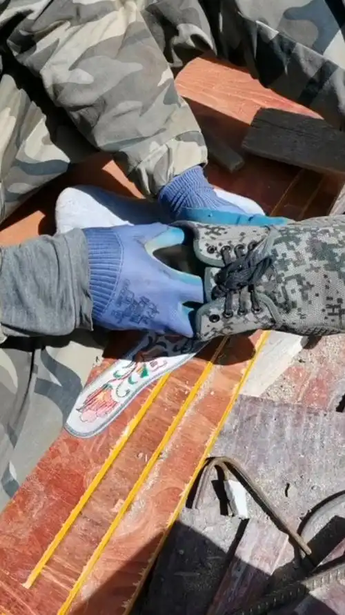 工地施工的时候,不小心踩到钉子很痛苦,老师傅们都会带钢板鞋垫