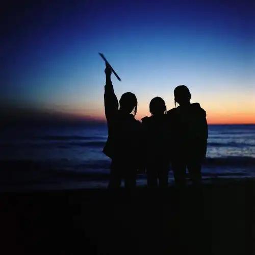 西方人,儿童,三个人,伙伴,朋友,站,举,方图,室外,白天,友谊,纯洁,海浪