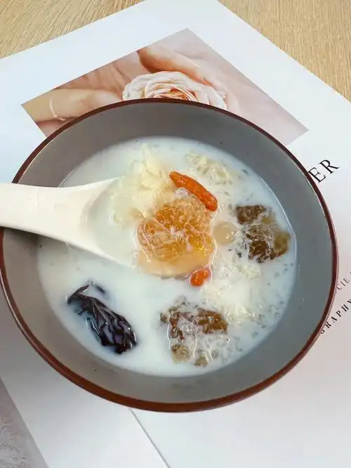 美容甜品分享银耳桃胶雪燕奶