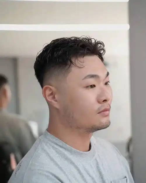 两侧铲短男发真帅气,头顶怎么梳理都有型,适合大多数男士