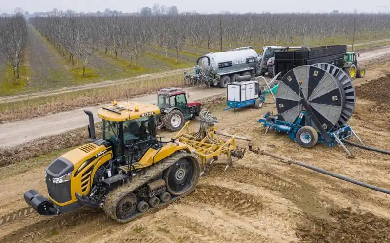挑战者(challenger)mt775e履带式拖拉机沼液深松施肥作业