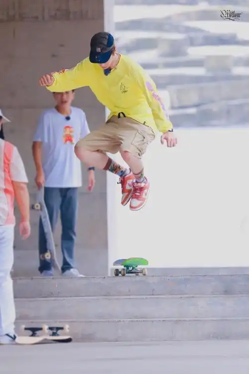 王一博终于玩滑板了##王一博