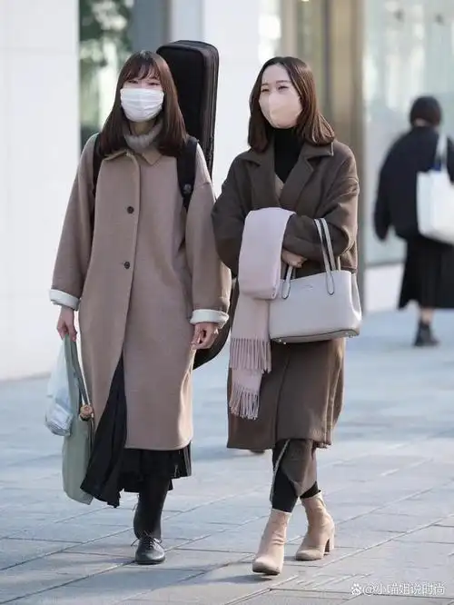 时尚不分国度,在国内备受欢迎的长款大衣,在日本街头更是几乎人手一件