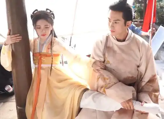 张哲瀚公主抱鞠婧祎甜炸了,但鞠婧祎一声"小张"却让我笑喷了