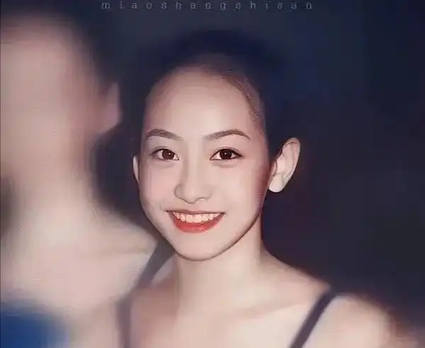 宋茜18岁时照片释出清纯青春唯美颜值真的不要太抗打