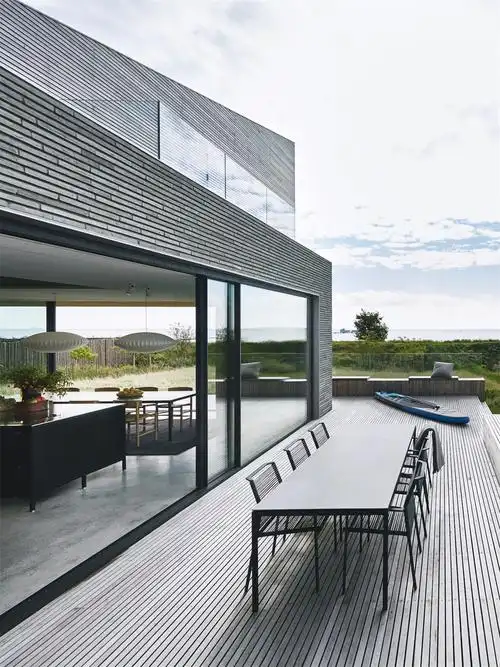 丹麦现代主义海景别墅,以落地玻璃窗作为全屋核心设计元素