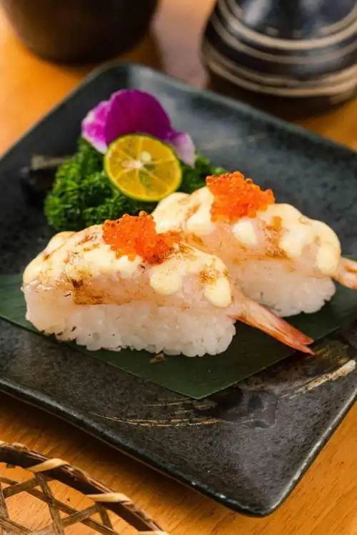 火炙玻璃虾寿司炙烤过后的蟹棒,带上火烤后的独有焦香,芝士酱润滑了蟹