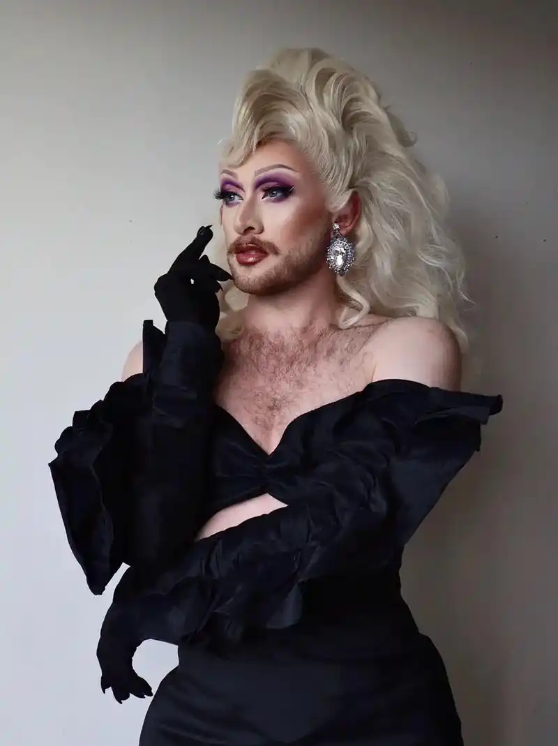 第一次给变装皇后化妆!给我drag sister化的妆 真的 - 抖音