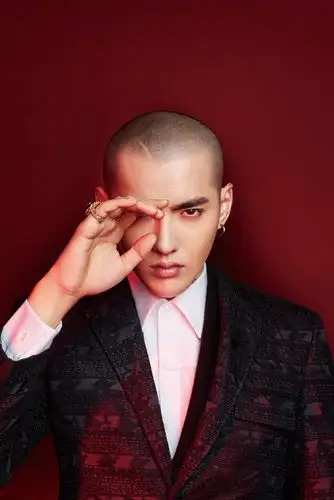 吴亦凡光头大片曝光 野性不羁冷峻霸气