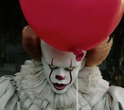 树丛,路边,下水道…杀人魔小丑真的无孔不入,阴魂不散!