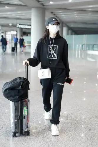 欧阳娜娜黑色卫衣 运动裤 白色手袋锦上添花