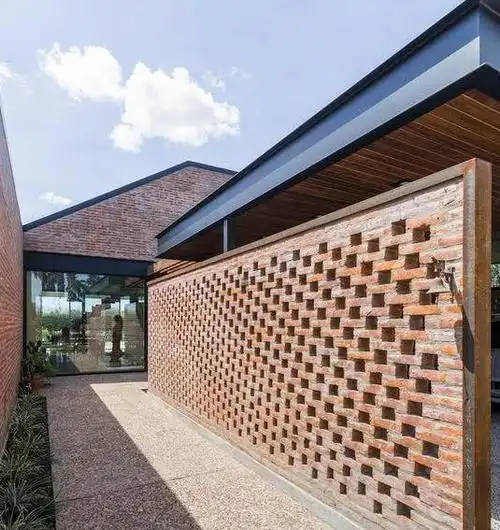 家里剩2车红砖,老爸就砌了个院墙,一格一格镂空通风全村第一家