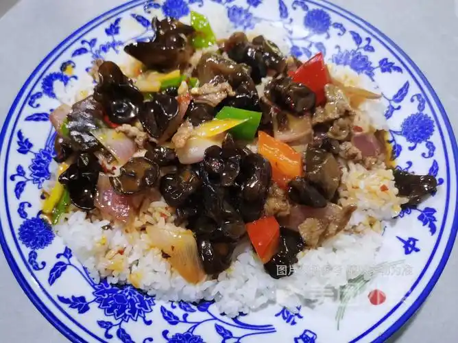 木耳牛肉盖浇饭图片