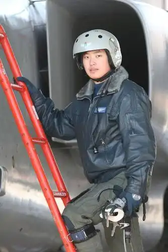 与国际接轨海航飞行员换装新型飞行服