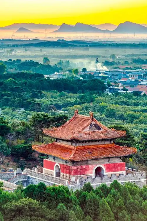 唐代杜甫《自京赴奉先县咏怀五百字》)▼朱门酒肉臭路有冻死骨阿梁,阿