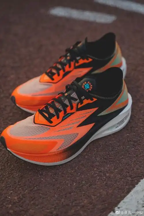 361度首双碳板跑鞋曝光!这颜值,我愿称之为国产最帅!