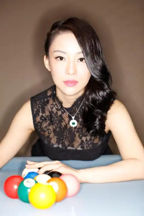 潘晓婷黑色蕾丝写真烈焰红唇俯身球台