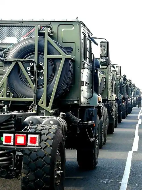 我们的车前后都是刚出厂的军车,运往部队.多威武!