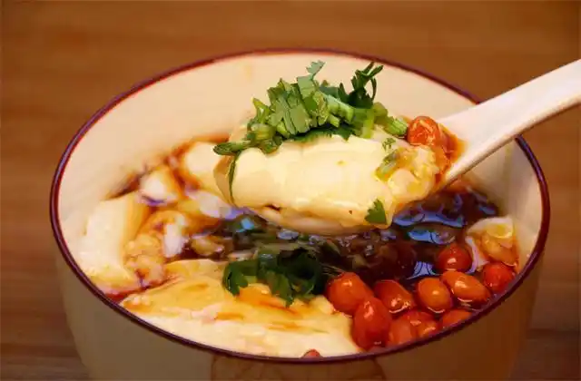 天津豆腐脑独有的特色,卤子鲜香浓稠,芝麻香料拌成酱汁味道浓郁