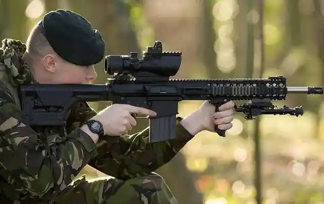 l129a1步枪在设计出来以后,最初装备给英国皇家海军陆战队第40突击队