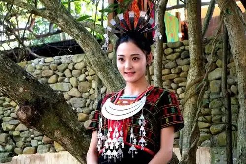 这里的黎族老奶奶都很热情,会摆统一的姿势